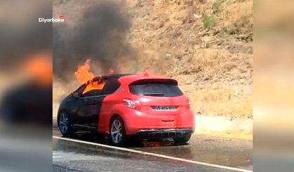 Diyarbakır’da motoru alev alan otomobil kül oldu