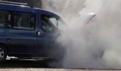 Çınar’da seyir halindeki araç alev aldı, yaşlı kadın kurtarıldı