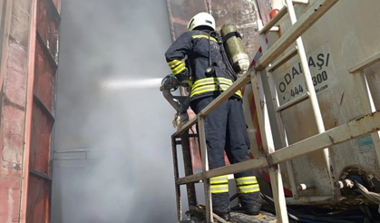 Diyarbakır Ergani’de otomobil parçaları deposu yandı