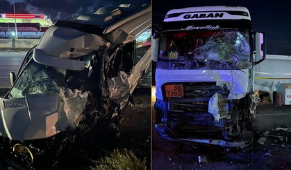 Diyarbakır’da minibüsle tanker kafa kafaya çarpıştı: 1’i ağır 2 yaralı