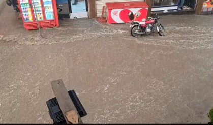 Diyarbakır’da sağanak yağış hayatı felç etti