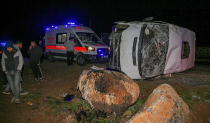 Çınar’da inşaat işçilerini taşıyan minibüs devrildi