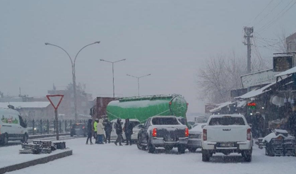 Diyarbakır’da kar kazayı getirdi: Beton mikseri dahil 5 araç çarpıştı