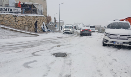 Kulp’ta kar yağışı ve buzlanma ulaşımı felç etti