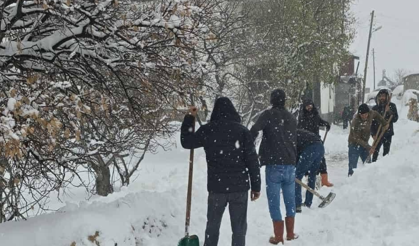 Çermik’te kar hayatı felç etti: Köylüler yolları imeceyle açtı