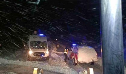 Diyarbakır’da karda mahsur kalan ambulans zamanla yarıştı