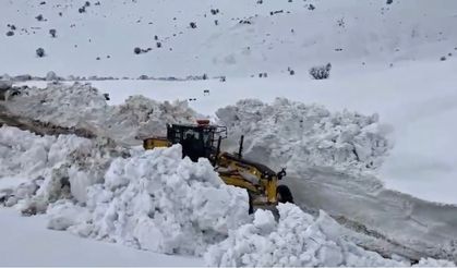 Diyarbakır'ın yanı başında büyük mücadele: Kar kalınlığı 2 metreye ulaştı