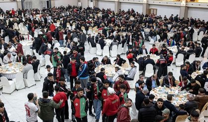 Amedspor ve Vansporlu taraftarlar tribünden önce dostluk iftarında buluştu