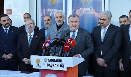 Bakan Diyarbakır'dan konuştu: Birileri gibi deprem turisti değiliz