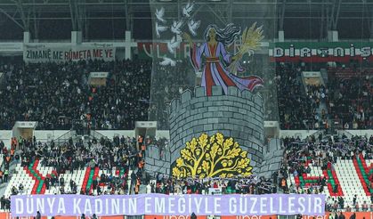 Amedspor tribünleri Serikspor maçında kadınları çok özel koreografi ile selamladı