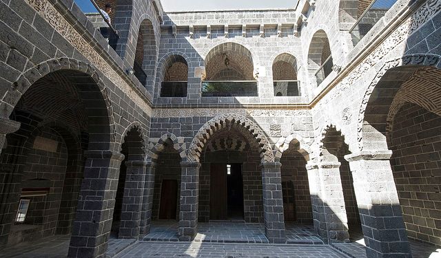 Diyarbakır'da 13. yüzyıldan kalma Mesudiye Medresesi