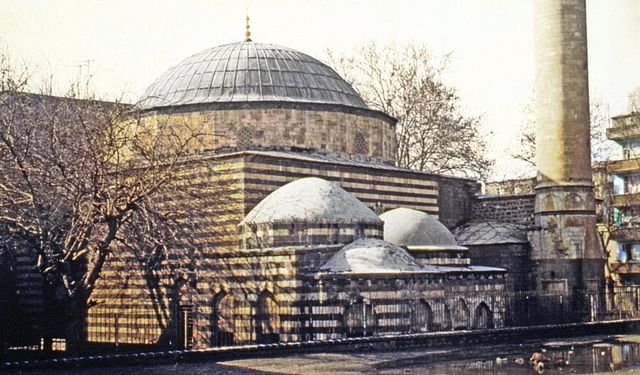 Diyarbakır'daki İskender Paşa Cami kim tarafından yapılmıştır?