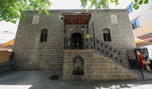 Diyarbakır Defterdar Camisi ismini nereden almıştır?