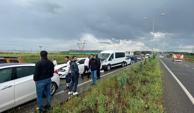Diyarbakır'da zincirleme trafik kazasına 8 araç karıştı