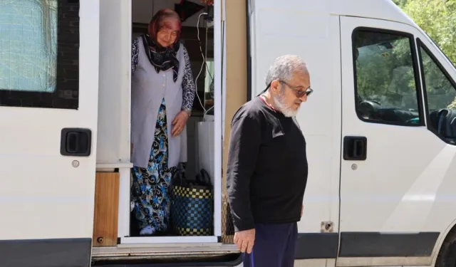 70 yaşındaki çift karavanlarıyla Diyarbakır'da!