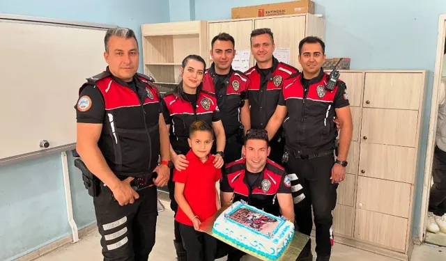 Diyarbakır’da polislerden sürpriz doğum günü kutlaması