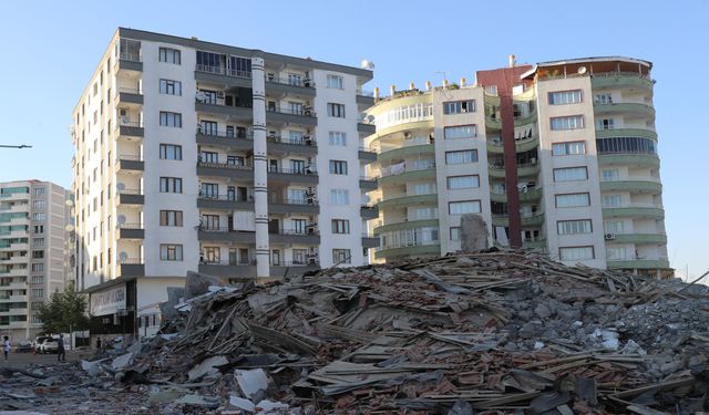 Diyarbakır'da hasar gören bina yıkım sırasında çöktü
