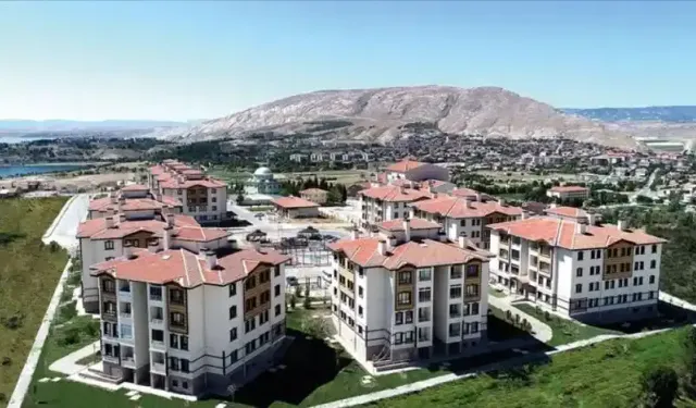 Emekli, asgari ücretli ve memurları ilgilendiriyor! Dar gelirli vatandaşlara TOKİ’den ev