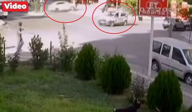 Diyarbakır'da kaldırıma çıkan araç, yayanın hayatını tehlikeye attı