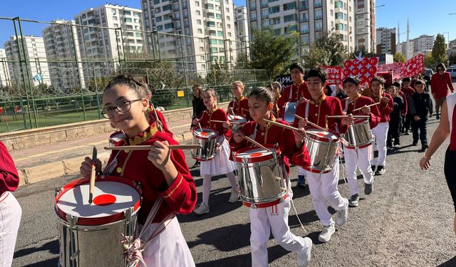 Cumhuriyetin 101. yılında Diyarbakır’da çocuklardan renkli bando gösterisi