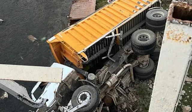 Diyarbakır'da kamyon köprüden düştü: Sürücü ağır yaralı