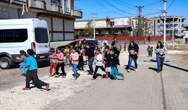 Çocuklar sokaklarda sanatla buluştu