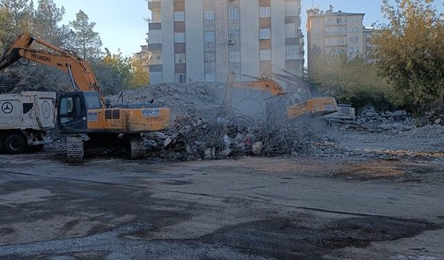 Diyarbakır’da deprem hasarlı binaların yıkımı sürüyor