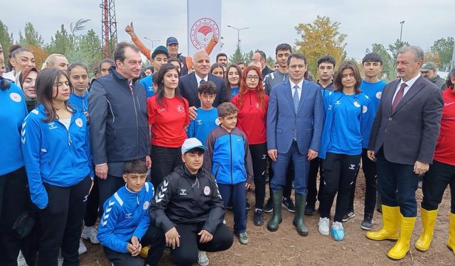 Diyarbakır’da 'geleceğe nefes' etkinliğiyle fidan dikimi gerçekleşti