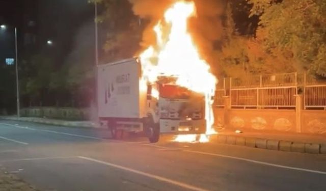 Bağlar'da park halindeki tır alev alev yandı