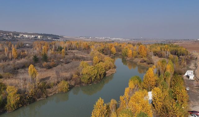 Diyarbakır Hevsel Bahçeleri’nde sonbaharın renkleri dron ile görüntülendi