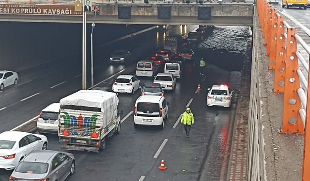 Diyarbakır’da sağanak etkisiyle trafik aksadı