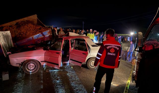 Diyarbakır’da park halindeki römorka çarpan otomobilde 1 ölü, 3 yaralı var