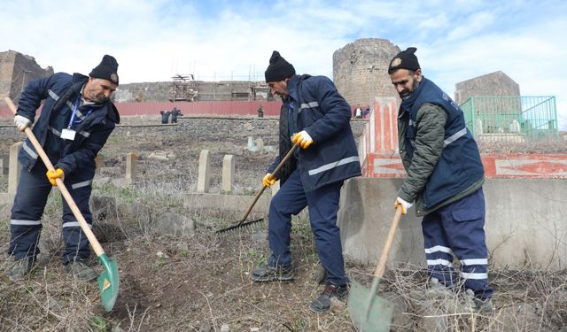 Diyarbakır Büyükşehir Belediyesi mezarlıkların bakımını sürdürüyor