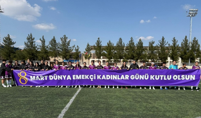 DBB Kadın Futbol Takımı'ndan 8 Mart'a anlamlı pankart!