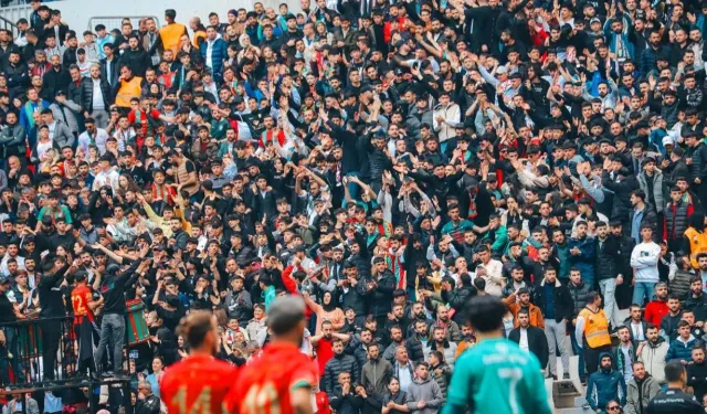 Amedspor, Adanaspor’u 4-0 yenerken, play-off için son haftaya umutla bakıyor