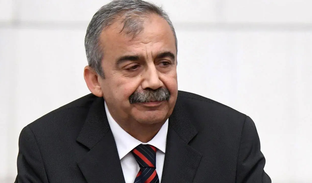 Sırrı Süreyya Önder kalp rahatsızlığı sonrası hayatını kaybetti