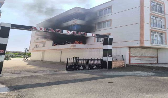 Ergani’de balkon yangını paniğe neden oldu