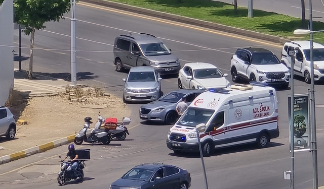 Mahabad Bulvarı’nda iki araç çarpıştı