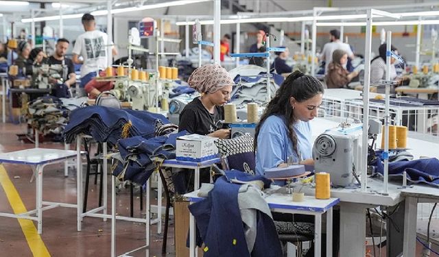 Sıfır atıkla kadınlar, geri dönüşümle çocuklar için kıyafet dikiyor