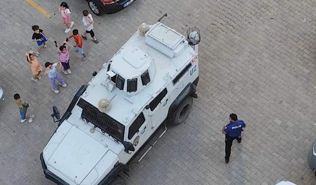Zırhlı polis aracı çocukların merakını çekti