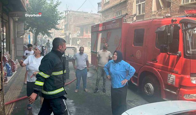 Bağlar’da ev yangını paniğe yol açtı