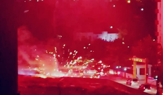 Havai fişekler inşaat alanını ateşe verdi