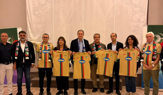 Amedspor’dan Bakırhan’a anlamlı forma hediyesi