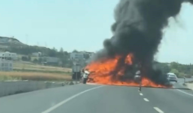 Bismil’de seyir halindeki kamyonet alev aldı