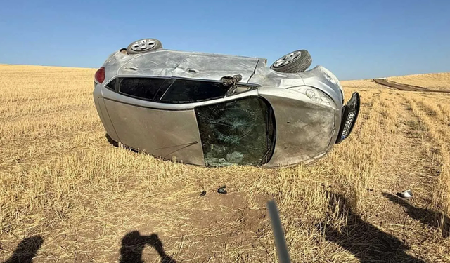 Bismil’de mıcır yolda faciadan dönüldü: Otomobil takla attı!