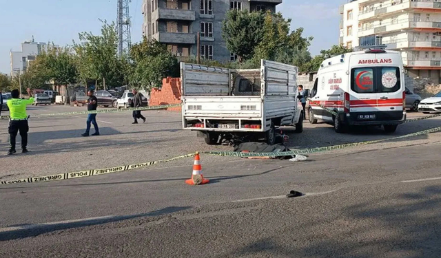Diyarbakır’da feci kaza: Motokurye kamyonetin altında can verdi