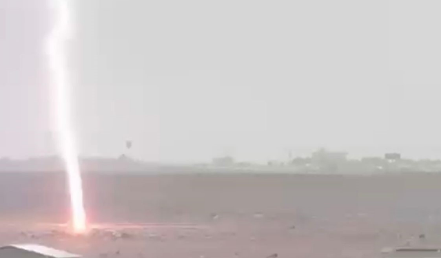 Diyarbakır'da boş araziye yıldırım düştü! O anlar kameraya yansıdı