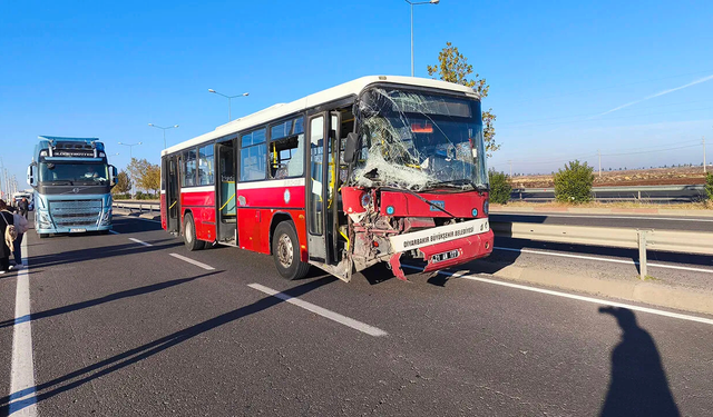 Diyarbakır’da halk otobüsü traktöre çarptı: 3 kişi yaralandı