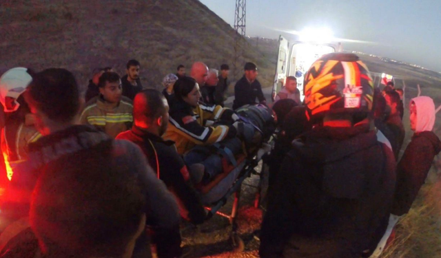 Diyarbakır’da şarampole yuvarlanan araçtan film gibi kurtarma