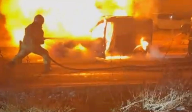Diyarbakır’da seyir halindeki araç alev aldı: Dakikalar içinde küle döndü